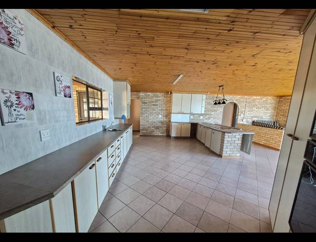 4 BEDROOM HOUSE FOR SALE IN DANA BAY